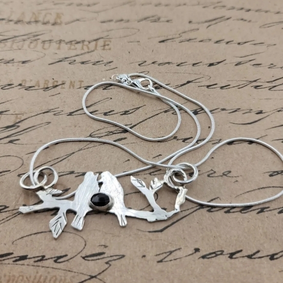 GARNET LOVEBIRDS PENDANT HANDMADE IN STERLING SILVER METAL - Picture 4 of 5